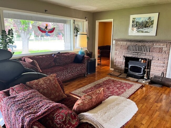 3749 Madrona Ln in Medford, OR - Building Photo - Building Photo