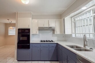 8303 Edgemoor Dr in Houston, TX - Building Photo - Building Photo