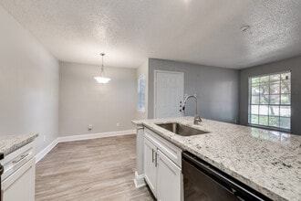 Mason Ridge Apartment Homes in Mesquite, TX - Foto de edificio - Building Photo