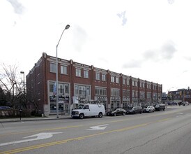 76-94 Lakeshore Rd W in Oakville, ON - Building Photo - Building Photo