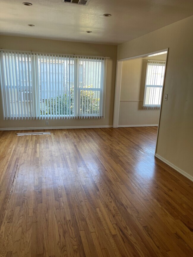 130 N Lamer St, Unit #E in Burbank, CA - Building Photo - Building Photo