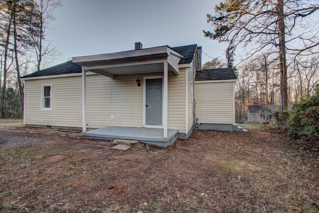 502 E Hill Dr in Cherryville, NC - Building Photo - Building Photo