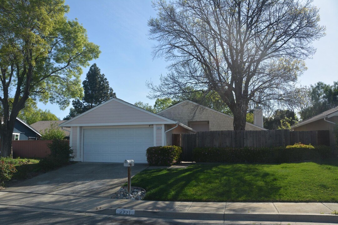 2221 Lynbrook Dr in Pittsburg, CA - Building Photo