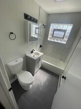 7810 S Escanaba Ave, Unit 2B in Chicago, IL - Foto de edificio - Building Photo