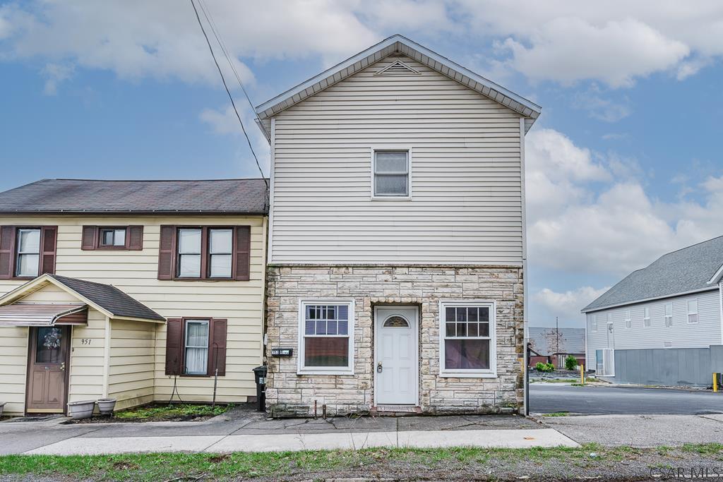 983 2nd St in Nanty Glo, PA - Building Photo