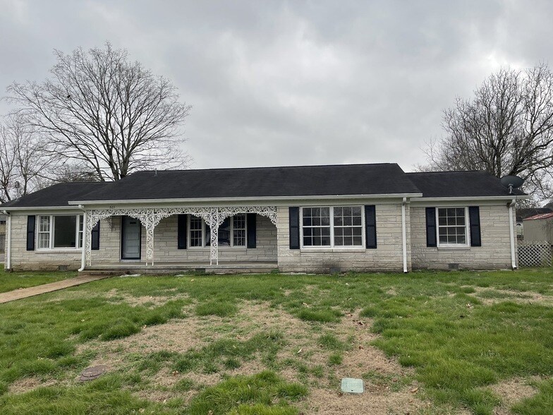 803 Nichols St in Pulaski, TN - Foto de edificio