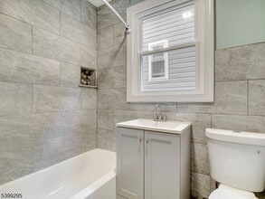 258 Amherst St, Unit 2nd Floor Rental Unit in East Orange, NJ - Foto de edificio - Building Photo