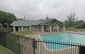 Willow Tree Apartments in Grand Prairie, TX - Building Photo - Building Photo