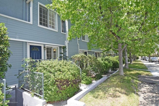 2944 Fairmount Ave in Montrose, CA - Building Photo - Building Photo