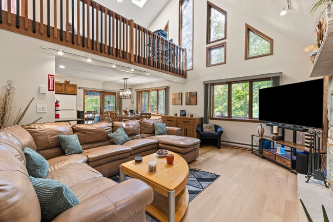 2174 Lakeview Dr E in Lake Ariel, PA - Building Photo - Building Photo