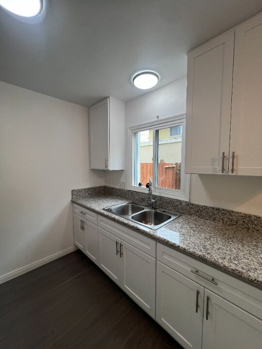 1827 W Glencrest Ave in Anaheim, CA - Building Photo
