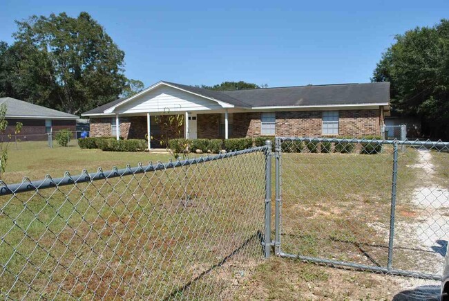 1560 W Detroit Blvd in Pensacola, FL - Building Photo - Building Photo