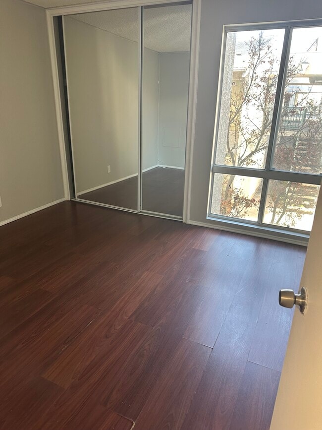 20134 Leadwell St, Unit 208 in Winnetka, CA - Foto de edificio - Building Photo