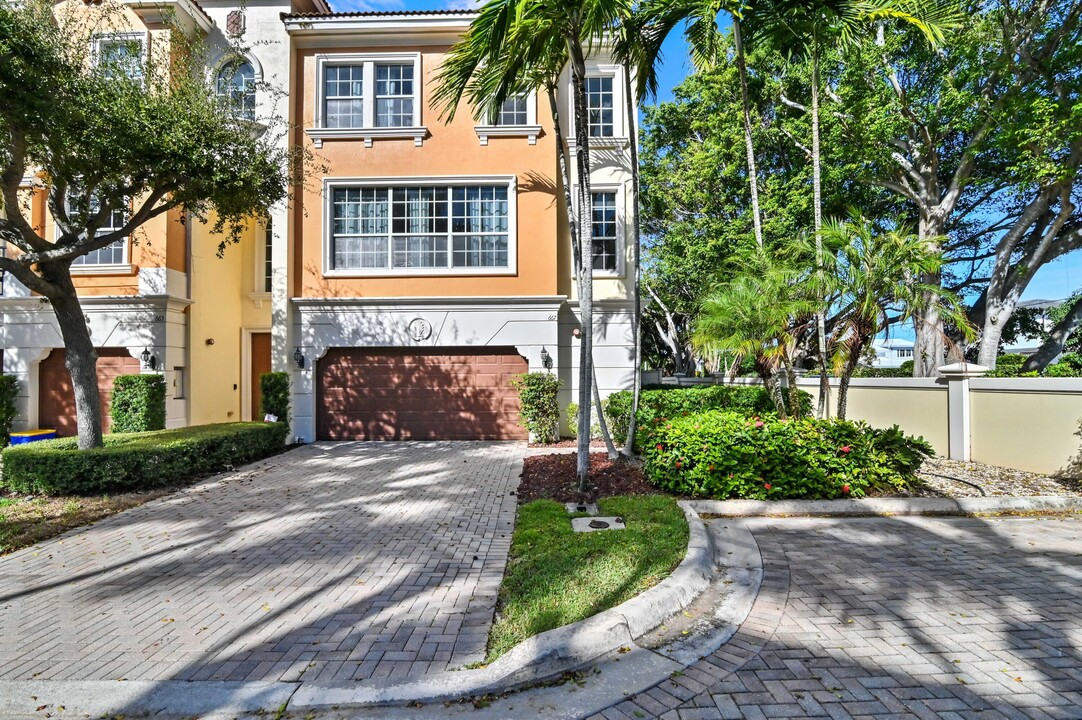 667 NE Trieste Ln in Boca Raton, FL - Building Photo