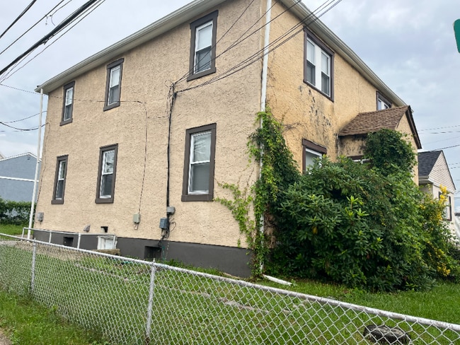 1003 Clifton Ave in Sharon Hill, PA - Foto de edificio - Building Photo
