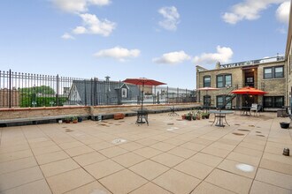 2342 N Spaulding Ave in Chicago, IL - Foto de edificio - Building Photo