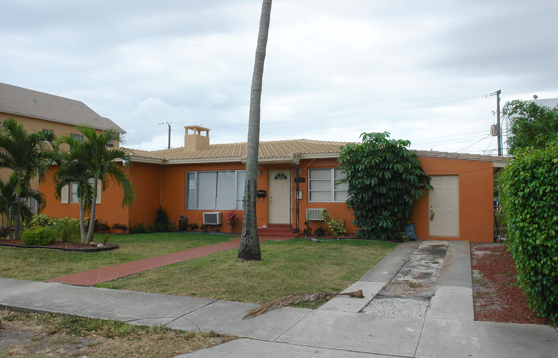 1726 Washington St in Hollywood, FL - Building Photo