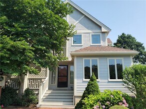 15 Hammersmith Rd in Newport, RI - Building Photo - Building Photo