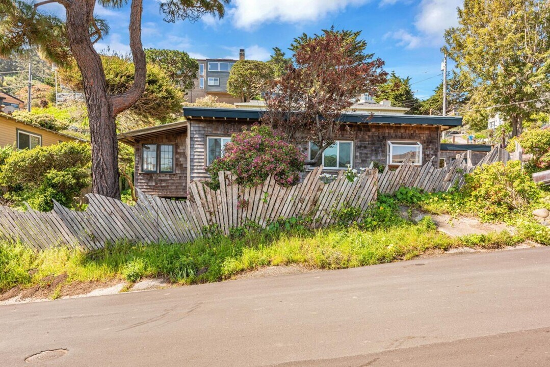204 San Pedro Ave in Pacifica, CA - Building Photo