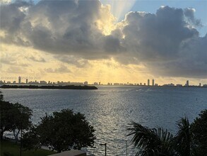 880 NE 69th St in Miami, FL - Foto de edificio - Building Photo