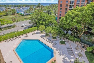 2901 S Bayshore Dr, Unit 7E in Miami, FL - Building Photo - Building Photo