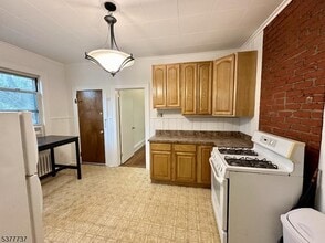 6 Swaine Pl in West Orange, NJ - Building Photo - Building Photo