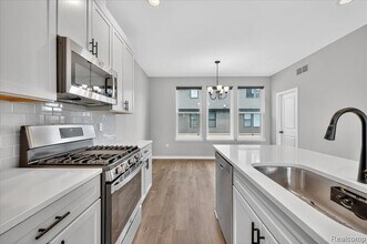 1087 Hampton Cir in Detroit, MI - Building Photo - Building Photo