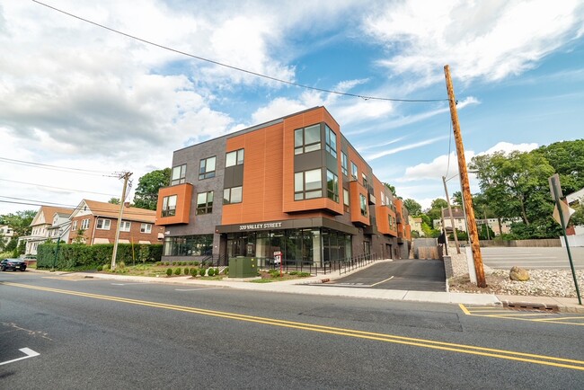 Valley Grand in South Orange, NJ - Foto de edificio - Building Photo