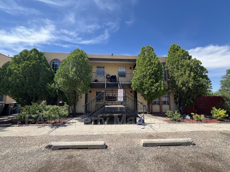 12200 Candelaria Rd NE in Albuquerque, NM - Building Photo