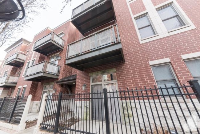 1351 S Halsted St in Chicago, IL - Building Photo - Building Photo