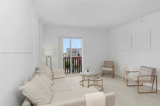 10 Aragon Ave in Coral Gables, FL - Building Photo - Building Photo