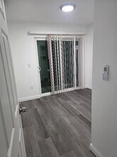 214 Cross St, Unit 3 in Central Falls, RI - Foto de edificio - Building Photo