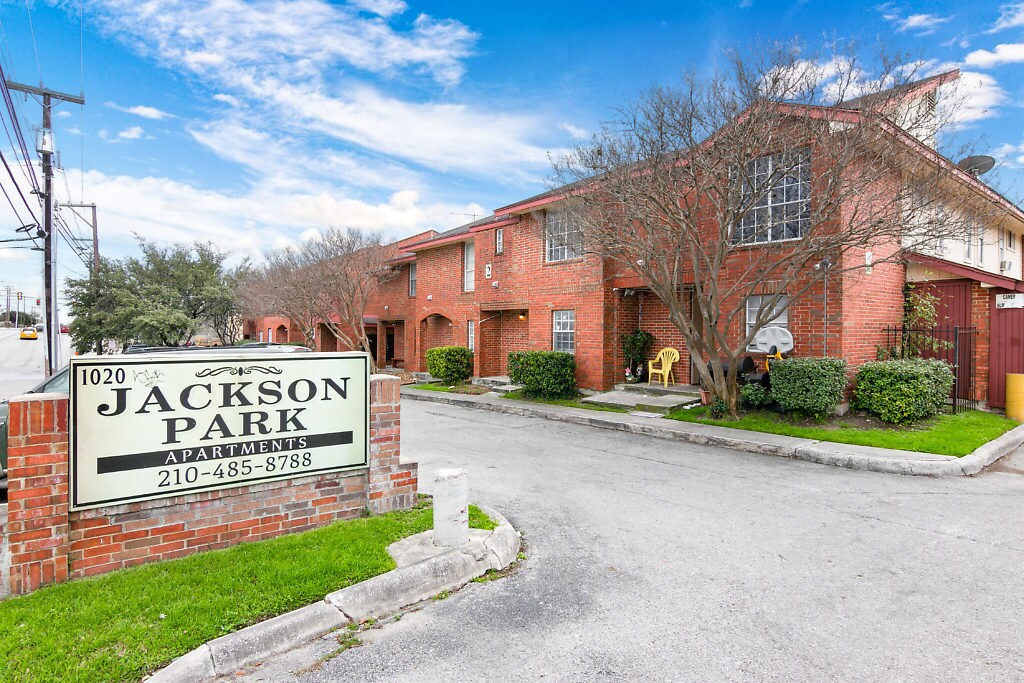 Jackson Park Apartments in San Antonio, TX - Building Photo