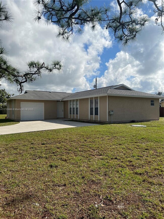 592 SW Todd Ave in Port St. Lucie, FL - Building Photo - Building Photo