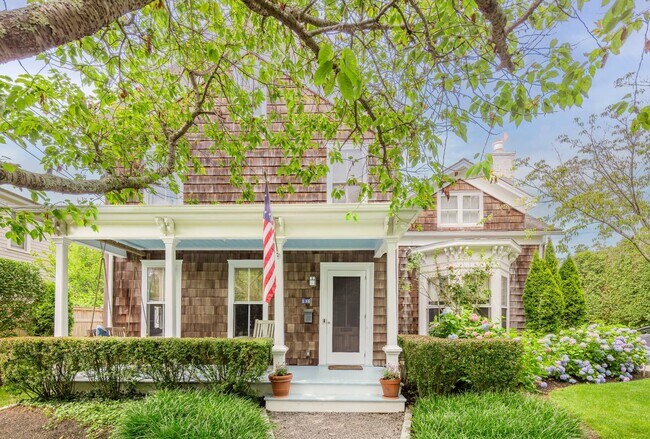 135 Meeting House Ln in Southampton, NY - Building Photo - Building Photo