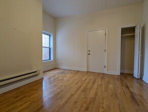 813 W Cornelia Ave, Unit 310 in Chicago, IL - Building Photo - Building Photo