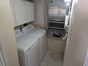 2740 W 61st St, Unit 205 in Hialeah, FL - Foto de edificio - Building Photo