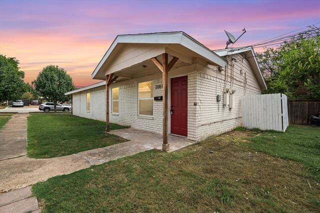 208 Hosack St in Arlington, TX - Building Photo