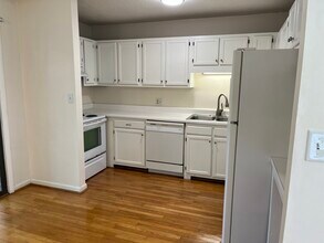 6828 Ray Rd, Unit Suite A in Raleigh, NC - Foto de edificio - Building Photo