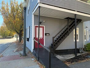 692 East Ave in Warwick, RI - Building Photo - Building Photo