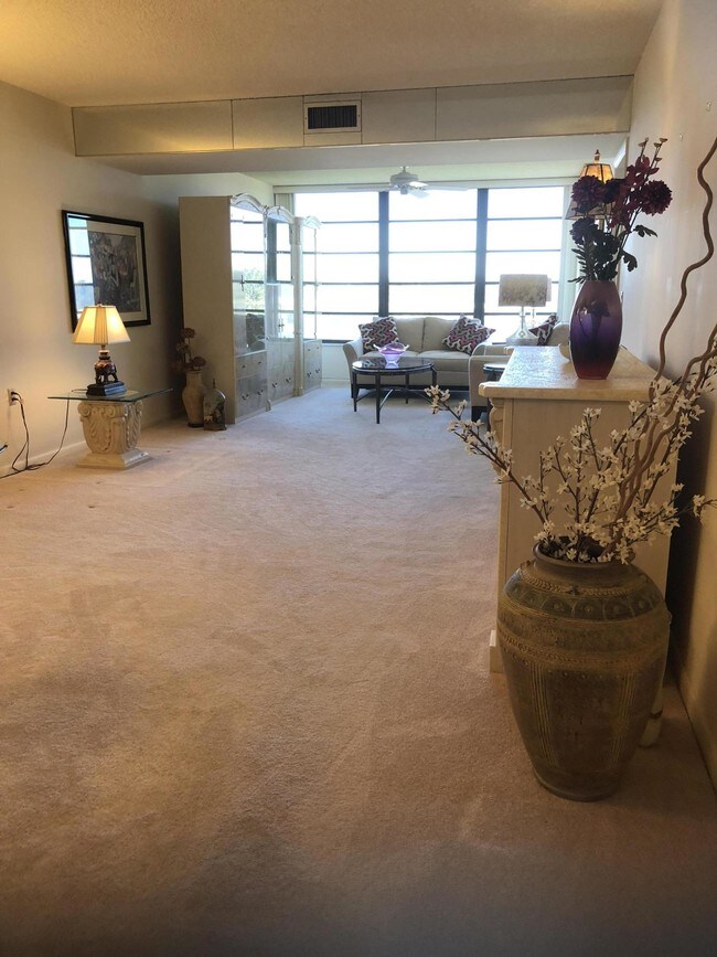 3520 Whitehall Dr-Unit -406 in West Palm Beach, FL - Building Photo - Building Photo