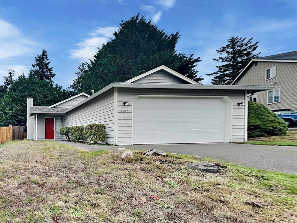 1402 SW 344th Pl in Federal Way, WA - Building Photo