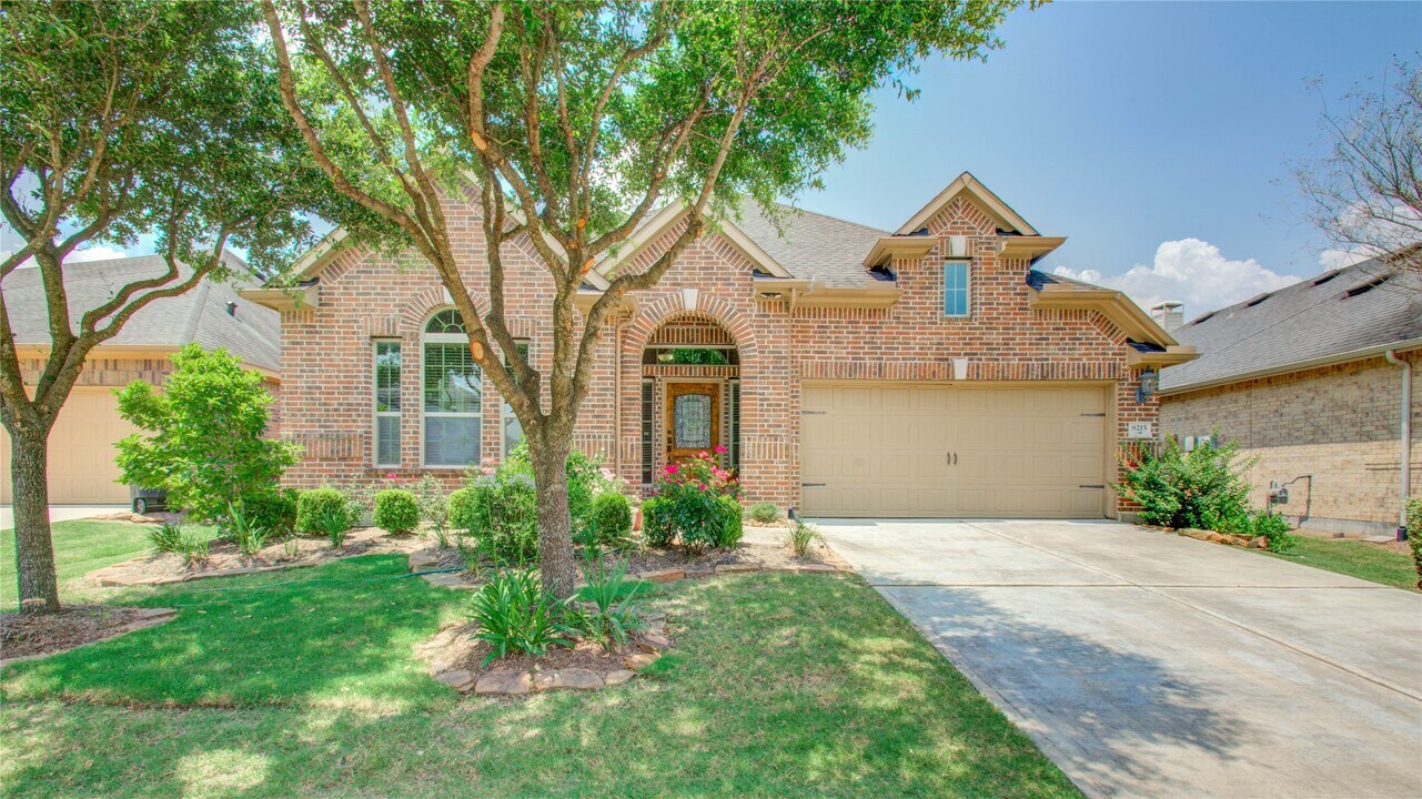 8215 Laughing Falcon Trail in Conroe, TX - Building Photo