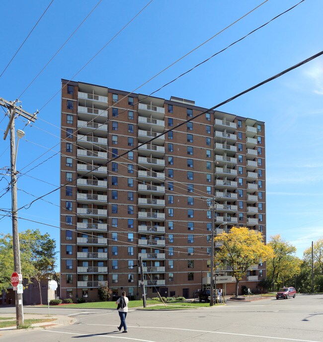 Gale Crescent in St Catharines, ON - Building Photo - Building Photo