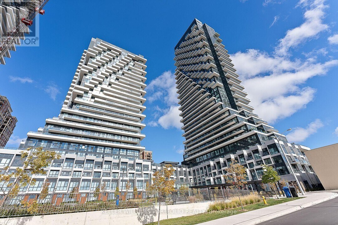30-230 Inn On The Pk Dr in Toronto, ON - Building Photo
