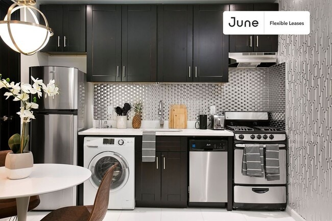320 Manhattan Ave in New York, NY - Building Photo - Building Photo