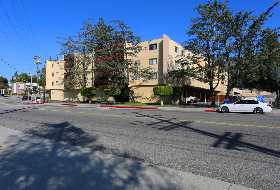 Pennsylvania Apartments in La Crescenta, CA - Building Photo