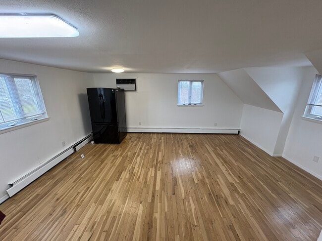 221 E Hoffman Ave, Unit 1 in Lindenhurst, NY - Foto de edificio - Building Photo