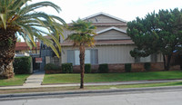 350 N Vecino Dr in Covina, CA - Foto de edificio - Building Photo