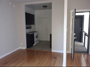 1323 W Estes Ave, Unit ONE BED in Chicago, IL - Building Photo - Building Photo